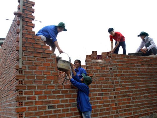 ĐVTN tham gia xây nhà nhân ái